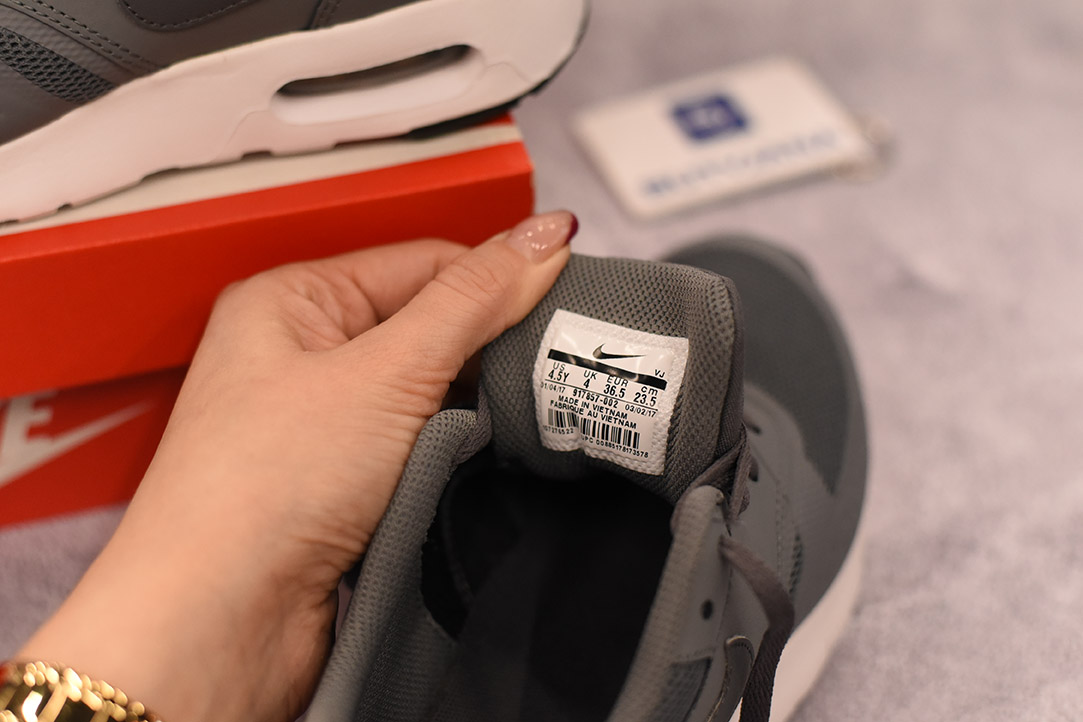 язычная бирка на оригинальной обуви Nike