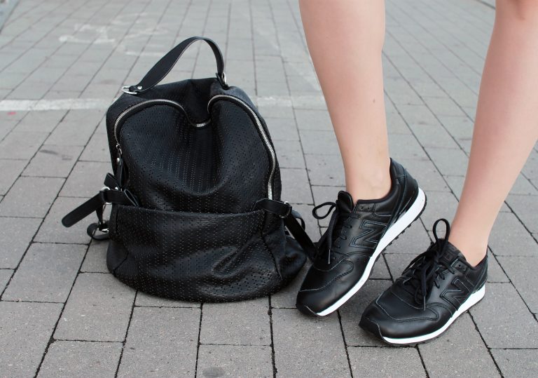 Czarne sneakersy New Balance WR996JV – niesamowicie wygodne dzięki profilowanej wkładce