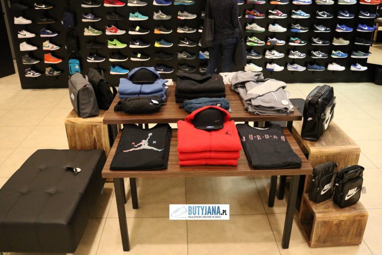 Damska kurtka na zimę od marki Nike – gwarantujemy, że nie zmarzniesz!