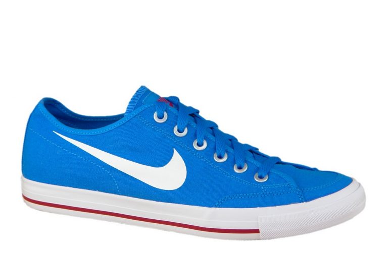 Niebieskie trampki Nike Go Canvas – idealne na lato.