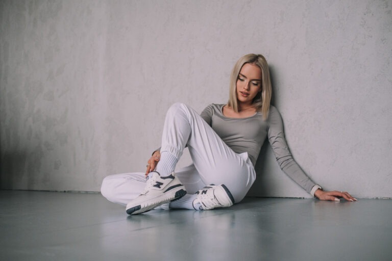 5 wskazówek jak nosić sneakersy z klasą