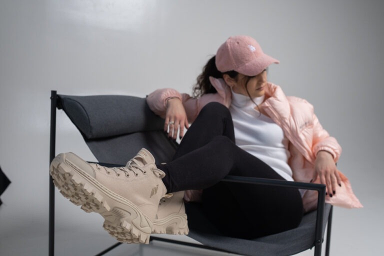 Jak nosić wysokie sneakersy? 5 pomysłów na stylizacje