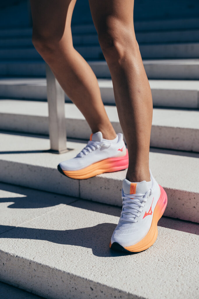 Mizuno Wave Sky 9 damskie buty do biegania biało różowe, różowo-pomarańczowe, biało-różowo-pomarańczowe