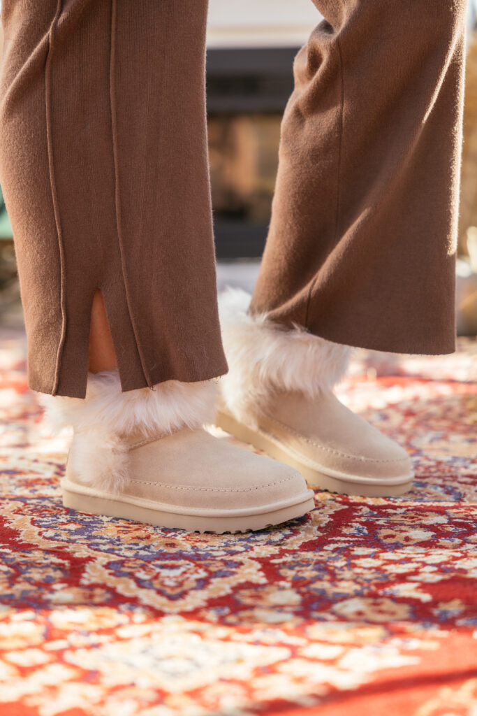 UGG Classic Ultra Mini Chalet- damskie śniegowce beżowe z futerkiem