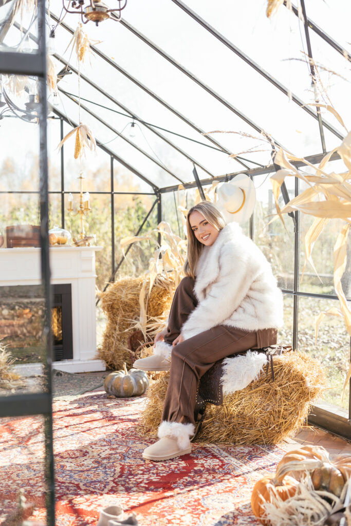 UGG Classic Ultra Mini Chalet- damskie śniegowce beżowe z futerkiem